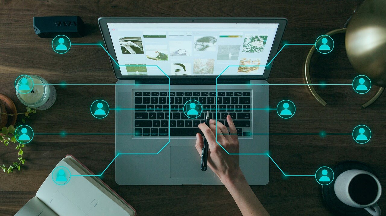 computador com coisas saindo da tela