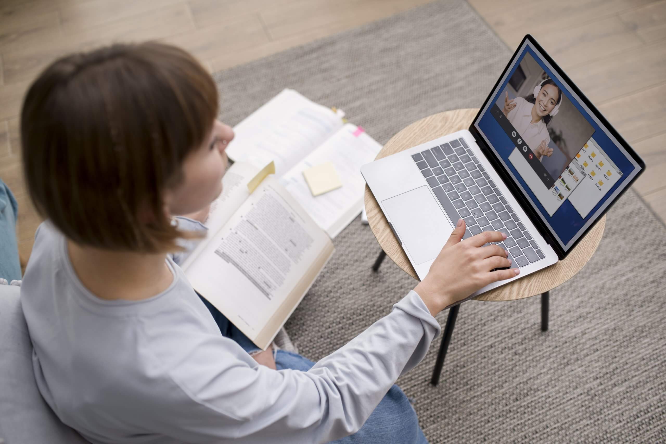 mulher mexendo no computador e em video chamada