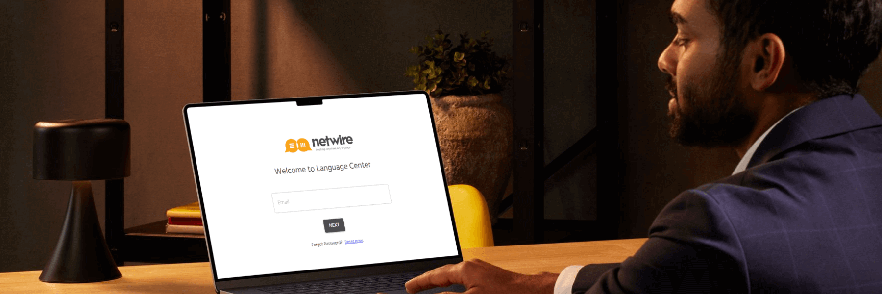 Homem acessando a página de login do Language Center da Netwire Global