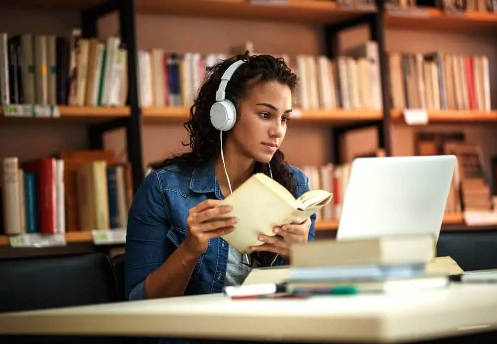 mulher mexendo no computador com fone